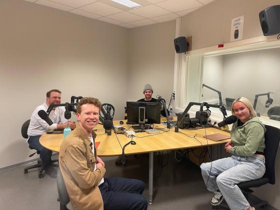 Audun Harjen fra Blå Kors og Magnus Wessmann fra Unge Venstre i studio med programledere Bendik Rise og Maren Skovrand 