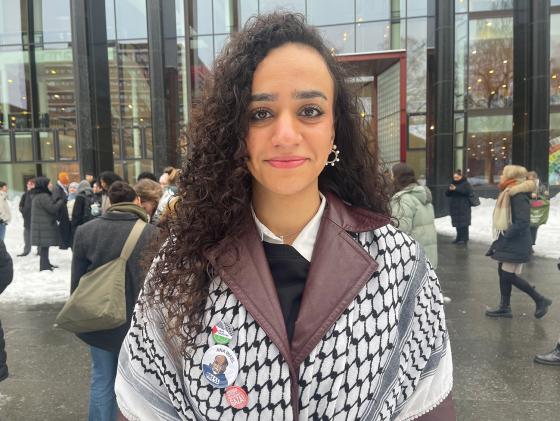 Jente på studentstreik for Palestina