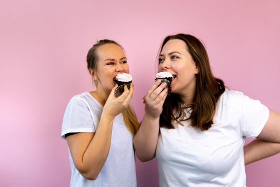 Sunniva Thorisdottir og Ragnhild Gaarde spiser cupcakes fra Soulcake. 