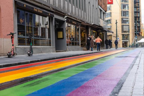 Gate i Oslo kledd i regnbuens farger