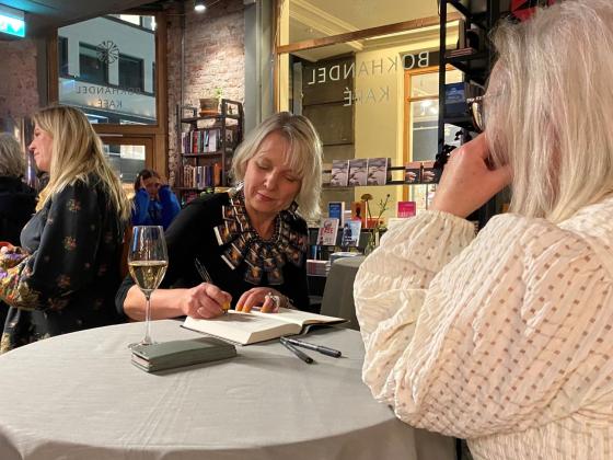 Marit Reiersgård signerer bøker