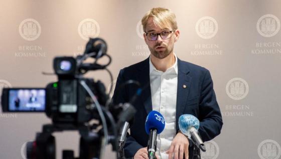 Bergens byrådsleder Roger Valhammer fotografert under en pressekonferanse i fjor. 