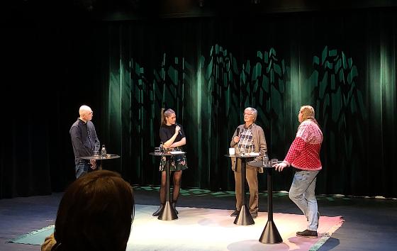 Sturla Haugsgjerd, Helge Waal, Ole Røgeberg og Anne Rokkan debatterer om rusreformen på Deichman Bjørvika. 