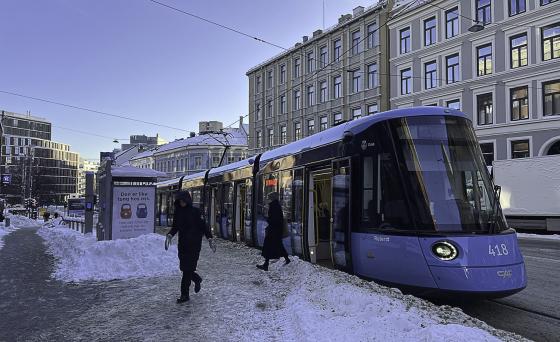 Trikk i snø med sol på himmelen