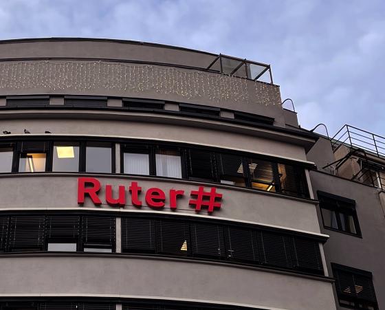 en bygning med ruter logo 