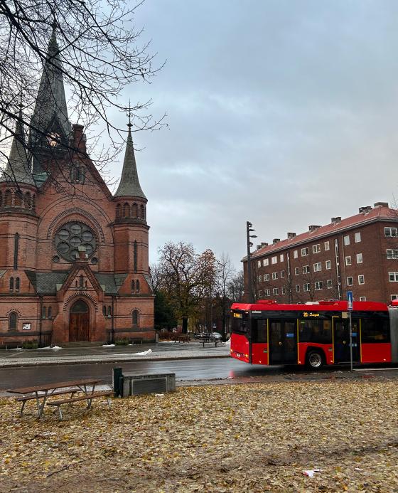 Sagene Kirke og en blokk rundt med 20-bussen