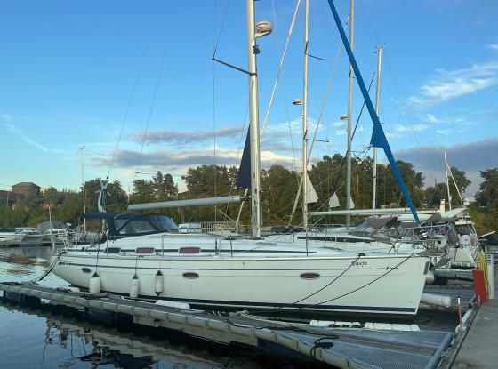 Stor hvit seilbåt på Aker Brygge Marina 