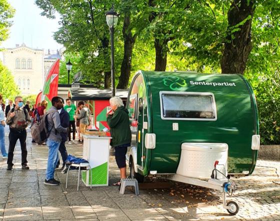 Senterpartiets valgbod, med SV i bakgrunnen. 