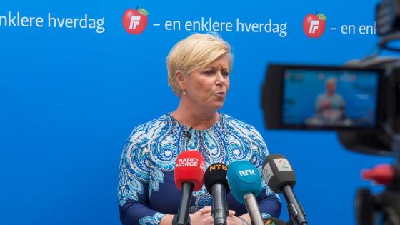 Siv Jensen er fotografert under en pressekonferanse 