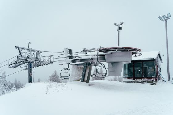 tom skiheis i overskyet vær på tryvann