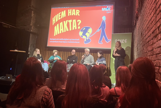 Bildet vise et panel bestående av deltakerne Aili Keskitalo, Per Gunnar Røe, Jan Thomas Odegard og Caroline Herlofson på scenen på Kulturhuset i Oslo