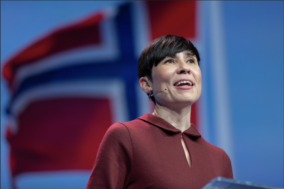 Ine Eriksen Søreide foran et norges-flagg