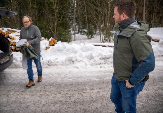 picture of Ole Gram Dæhlen og Karl Henrik Skinstad Berke putting on shell jacket.