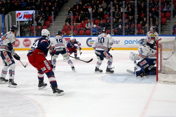 Spiller på Vålerenga hockey skyter på mål