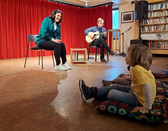 Marianne Sundal og Viktor Bromstad i Litteraturhuset foran barn i en fortellerstund