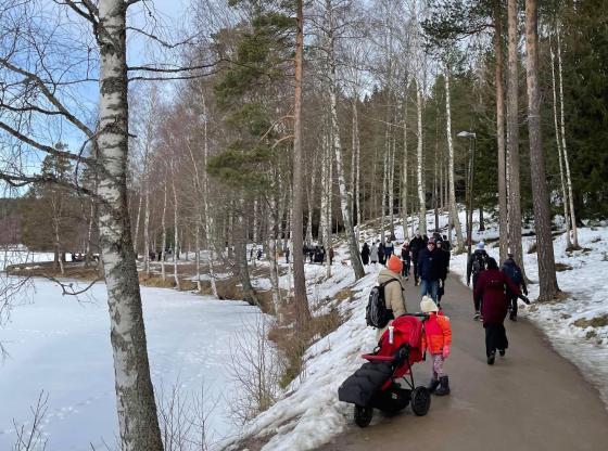 Mange går tur på Sognsvann