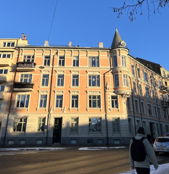 Solen som skinner på en rosa bygning på Bislett i Oslo. 