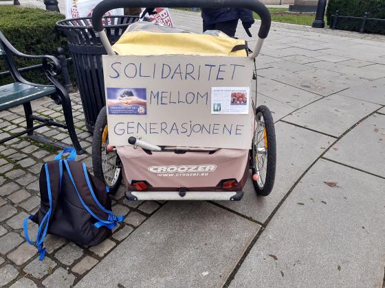 Plakat der det står "Solidaritet mellom generasjonene"