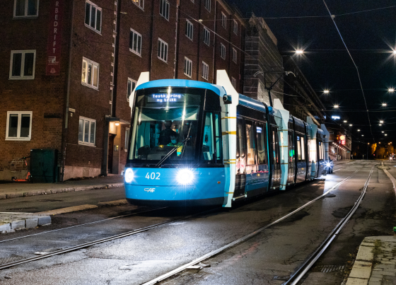 De nye trikkene har startet prøvekjøring i Oslo. Trikken kjører her gjennom Oslos gater på kveldstid. 