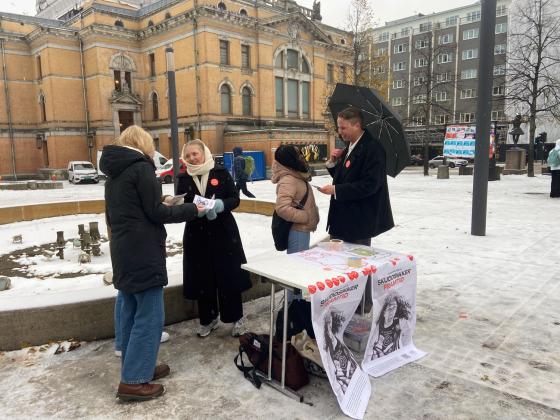 Elever står på stand på Nationaltheateret