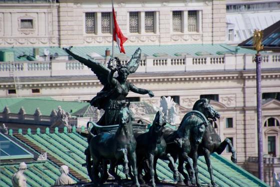 Statue og flagg i stein i den østerriske byen Wien