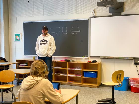 Steffen Heistad står foran ved kateteret og tavlen i klasserommet.