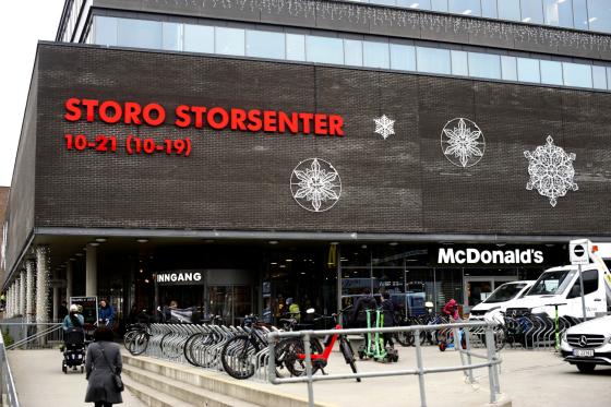 Hovedinngangen på Storo Storsenter.