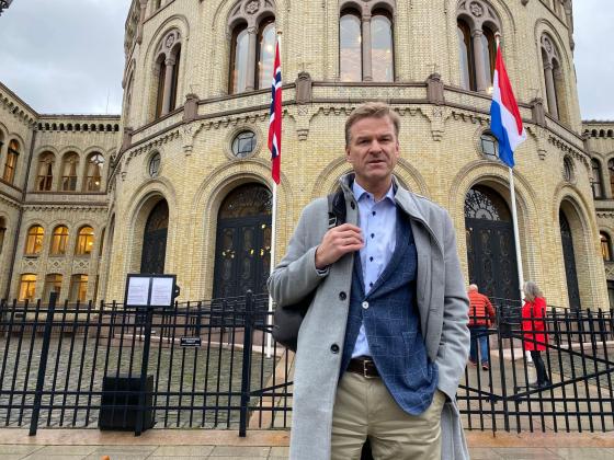 Sigve Bolstad står foran Stortinget. 