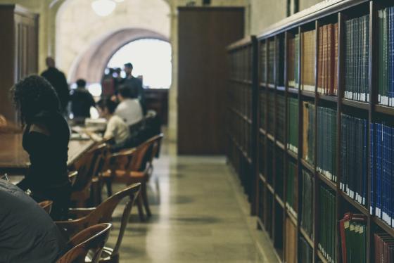 Mennesker tilbringer tid på et bibliotek. 