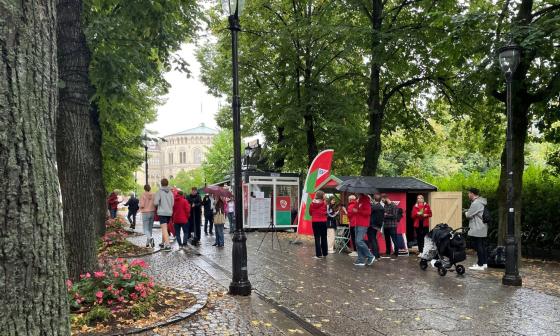 SVs valgbod foran stortinget i Oslo på en regnværsdag