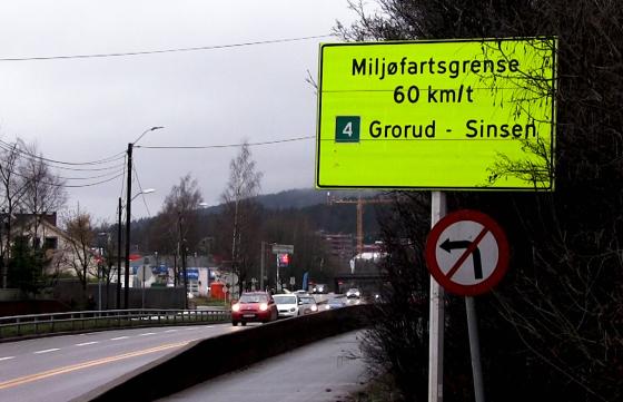 Skilt langs veien hvor det står at fartsgrensen er satt ned fra 80km i timen til 60km i timen på Trondheimsveien mellom Sinsen og Grorud