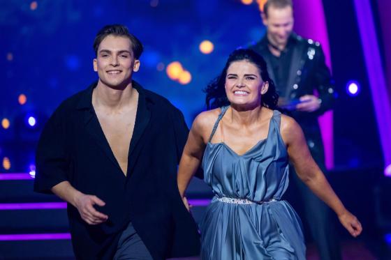 Proffdanser Tarjei Svalastog og artist Ulrikke Brandstorp på dansegulvet på Skal vi danse.