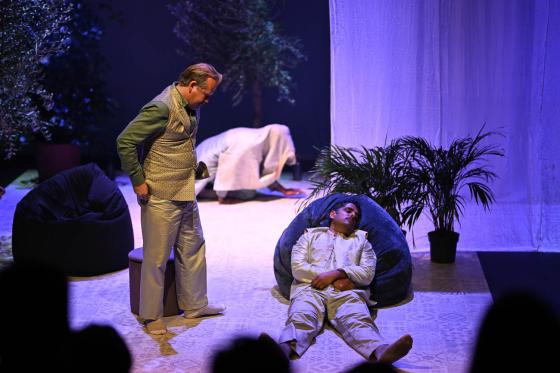 Skuespillere Knut Steen og Manish Sharma på en teaterscene
