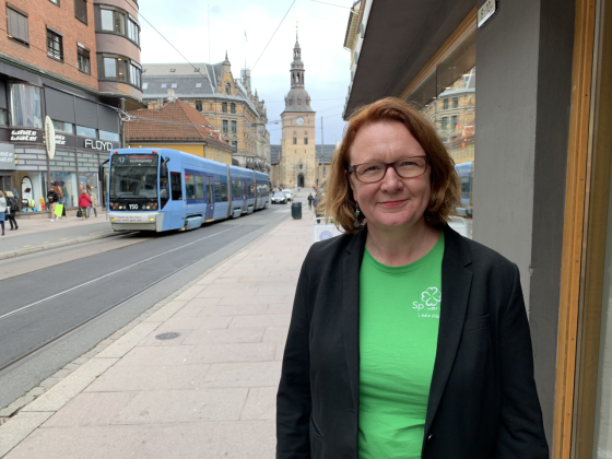 Bjørg sandkjær står ute på Grensen i Oslo.