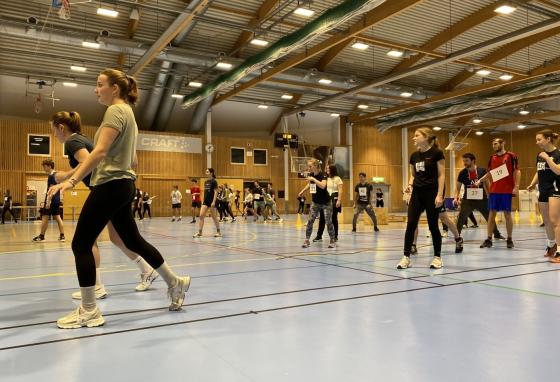 ungdommer som trener i en hall