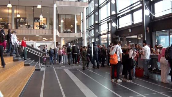 Mange elever i amfiet på Nydalen videregående skole. 