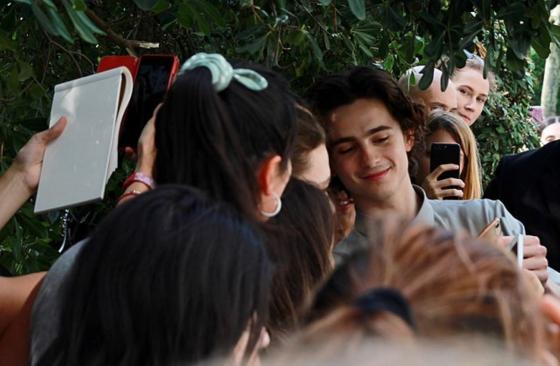 Bilde av Timothée Chalamet med fans