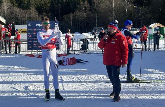 Petter Northug løfter Tour De Ski-trofeet fra 2015 etter målgang på 10km på Nes