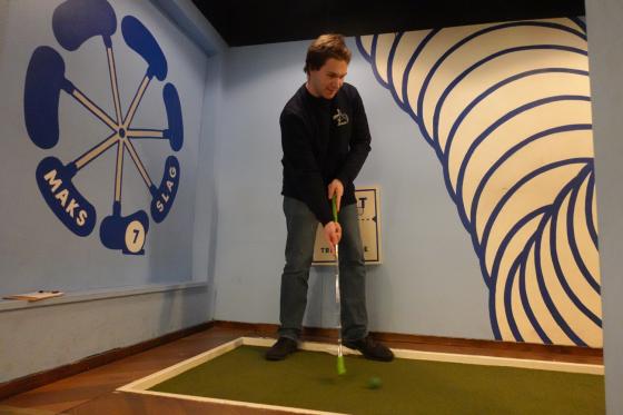 Tomas Foshaugen spiller minigolf.