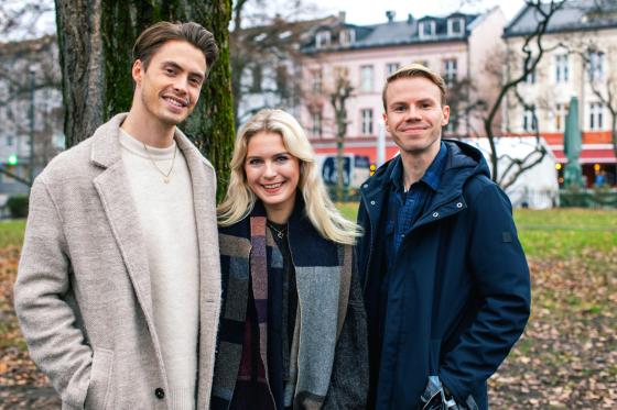 Tre personer står i en park. Fra venstre: Leif Kokvoll, Silje Hagrim Dahl og Aleksander Dokkeberg.