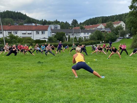 Bildet viser folk som tøyer.