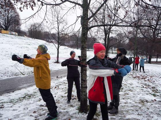 Heid Hope, Siri Hagen, Ingunn Lomelann og Sissel bakke trener i Tøyenparken
