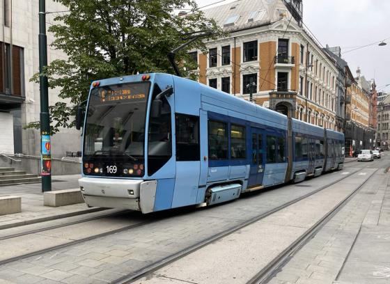 Trikk som kjører forbi Tinghuset i Oslo