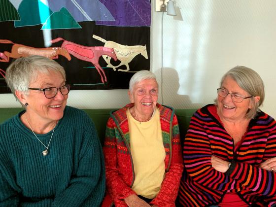 Marit Kise(66), Guro Jensen(84) og Randi Nielsen(74) sitter sammen i sofaen.