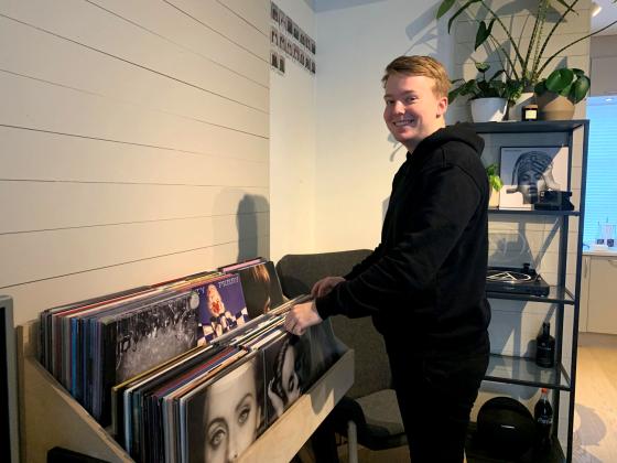 Trym viser fram vinylplatene han har av albumene til Adele.