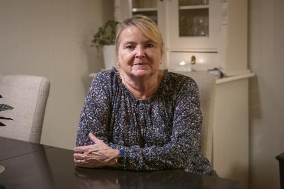 Turid Granheim Bøhn ser på strømregningen sin.