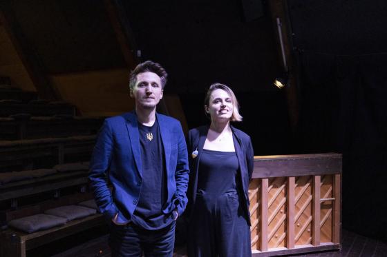 Musikerduoen Misha Kalinin og Roksana Smirnova spiller musikk til ukrainsk stumfilm