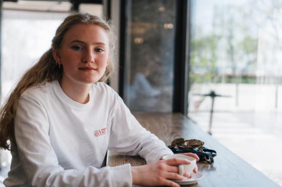 Maria Elise Moe på kafe