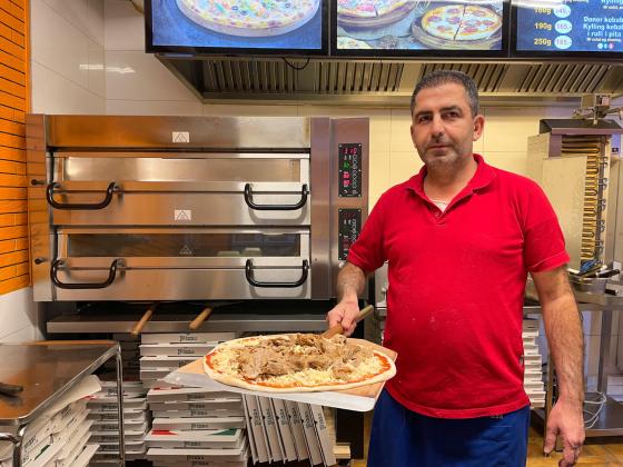 Ekrem Kacmaz er spesialist på kebabpizza. 