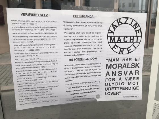 Plakat der det står "Vakzine Macht Frei"